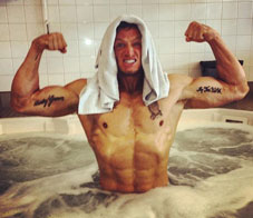 shirtless-celeb-selfies-steve-weatherford-newsletter