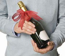 man-champagne-main-nl