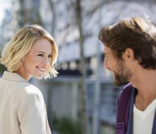 what-your-body-language-says-to-women-eye-contact-newsletter