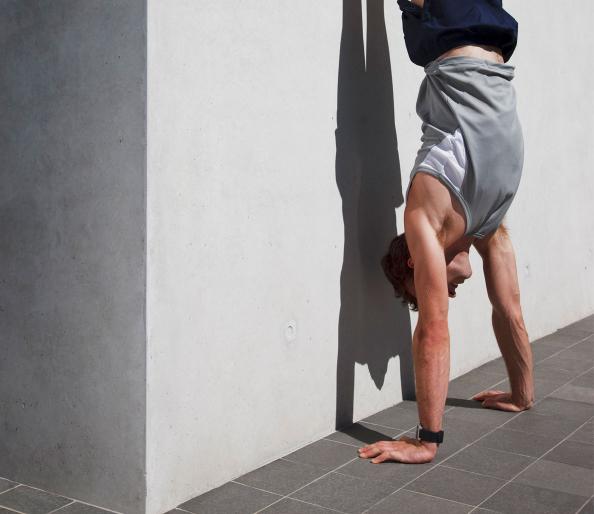 handstand-pushup-the-sleeveless-t-shirt-workout_0.jpg