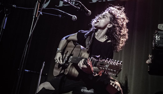 Aug17_PG_FEAT_Tash-Sultana-Live-Shot_Photo-by-Ben-Houdijk-Photography_FEAT.jpg