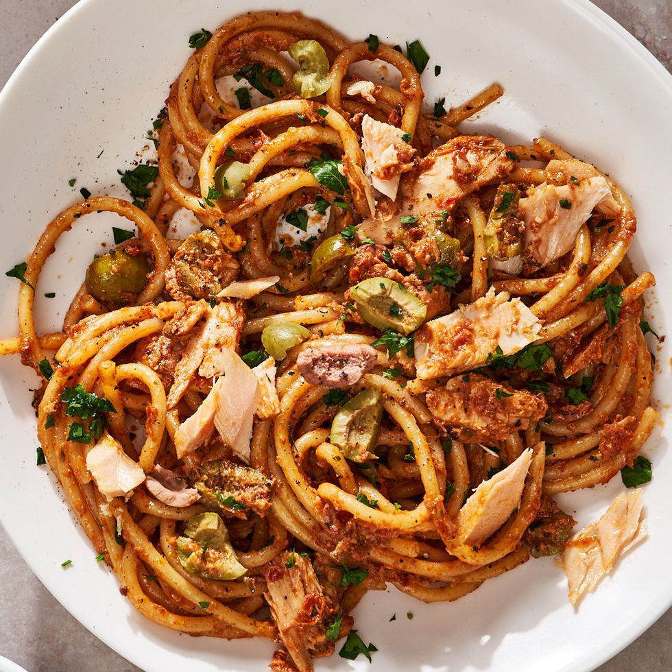 One-Pan Tuna Pasta With Sun-Dried Tomatoes Is An Explosion Of Flavor