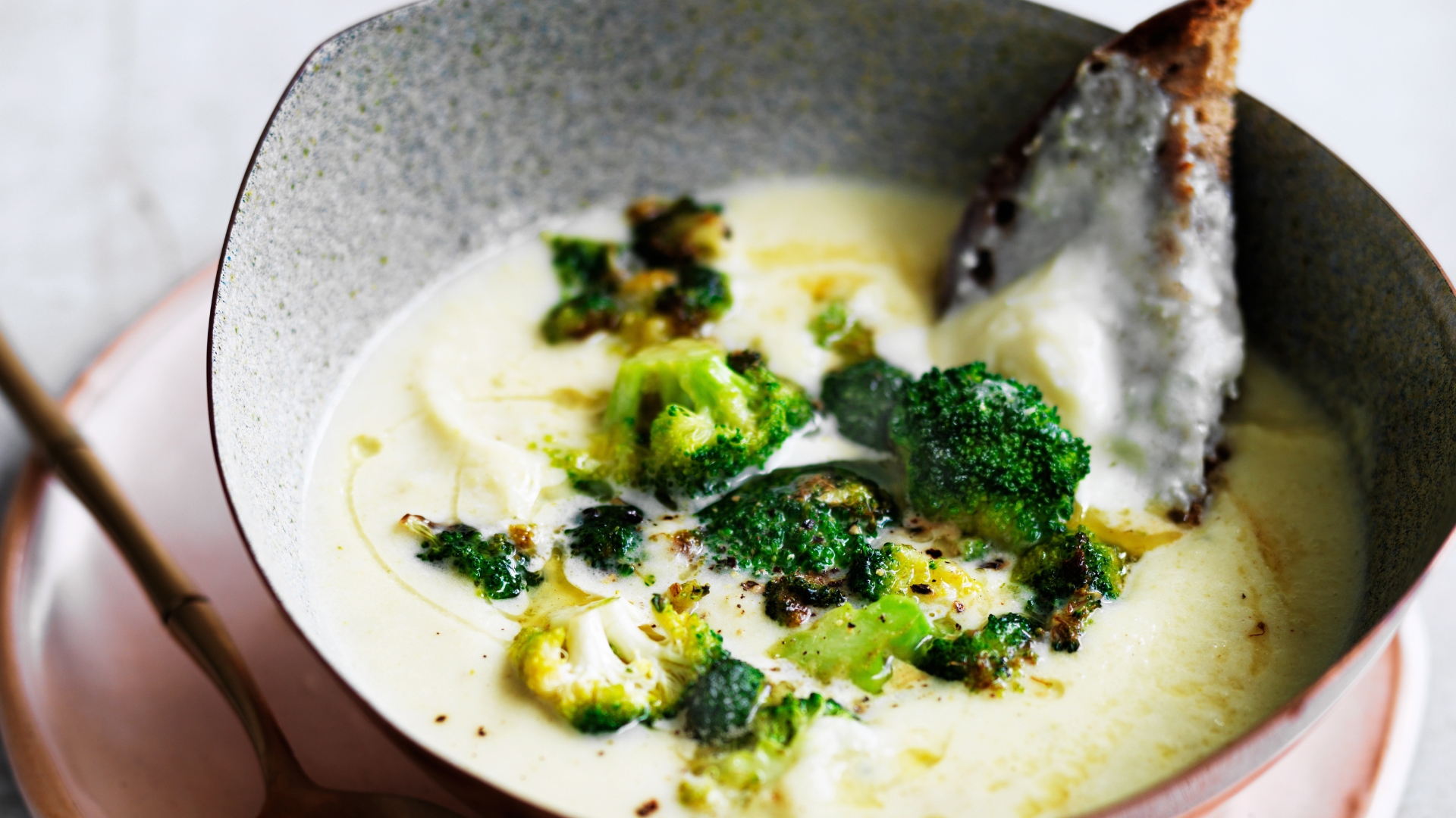 Dinner idea: Broccoli soup with Gorgonzola toasts