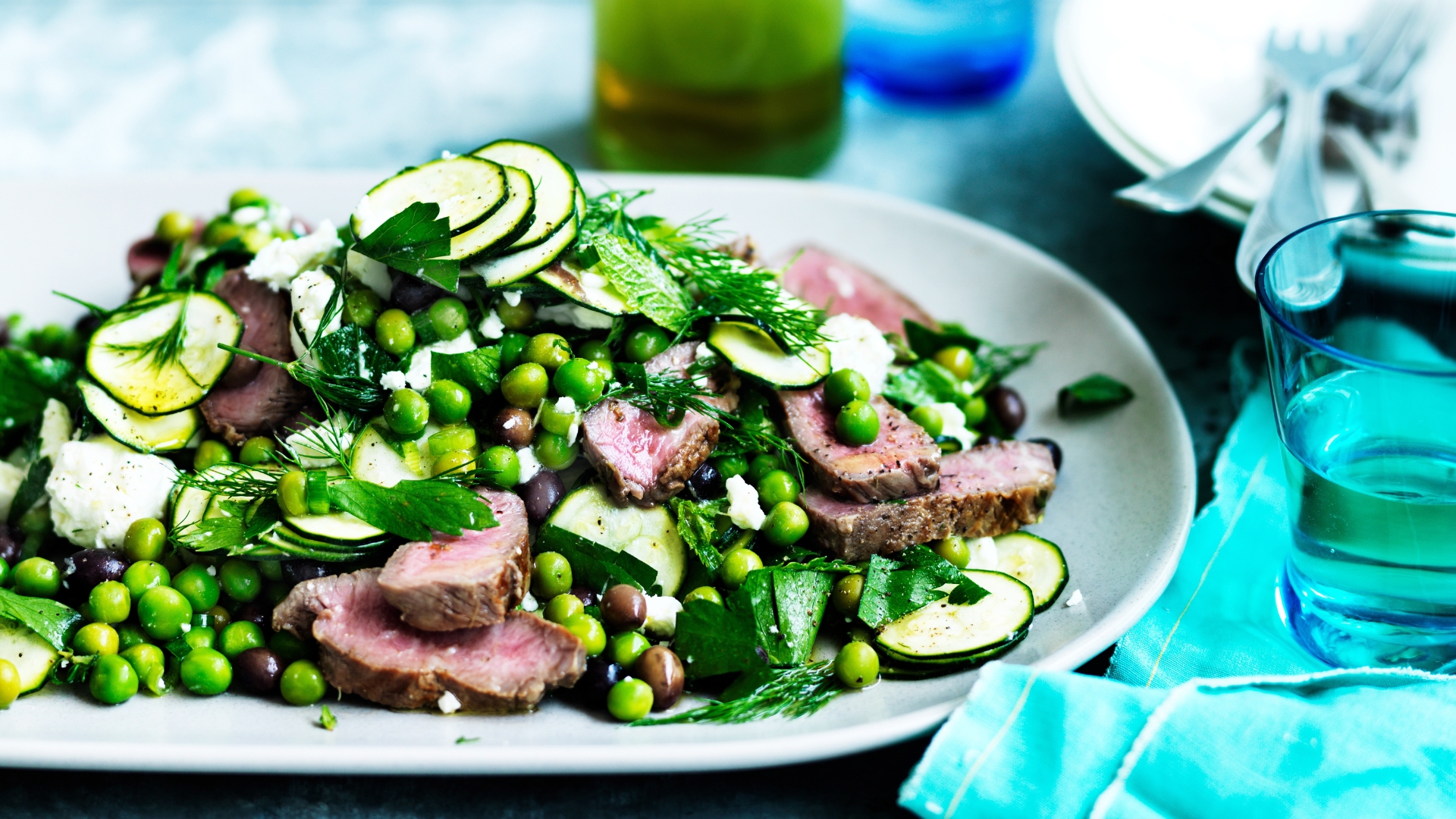 Quick lamb salad with peas, zucchini and olives