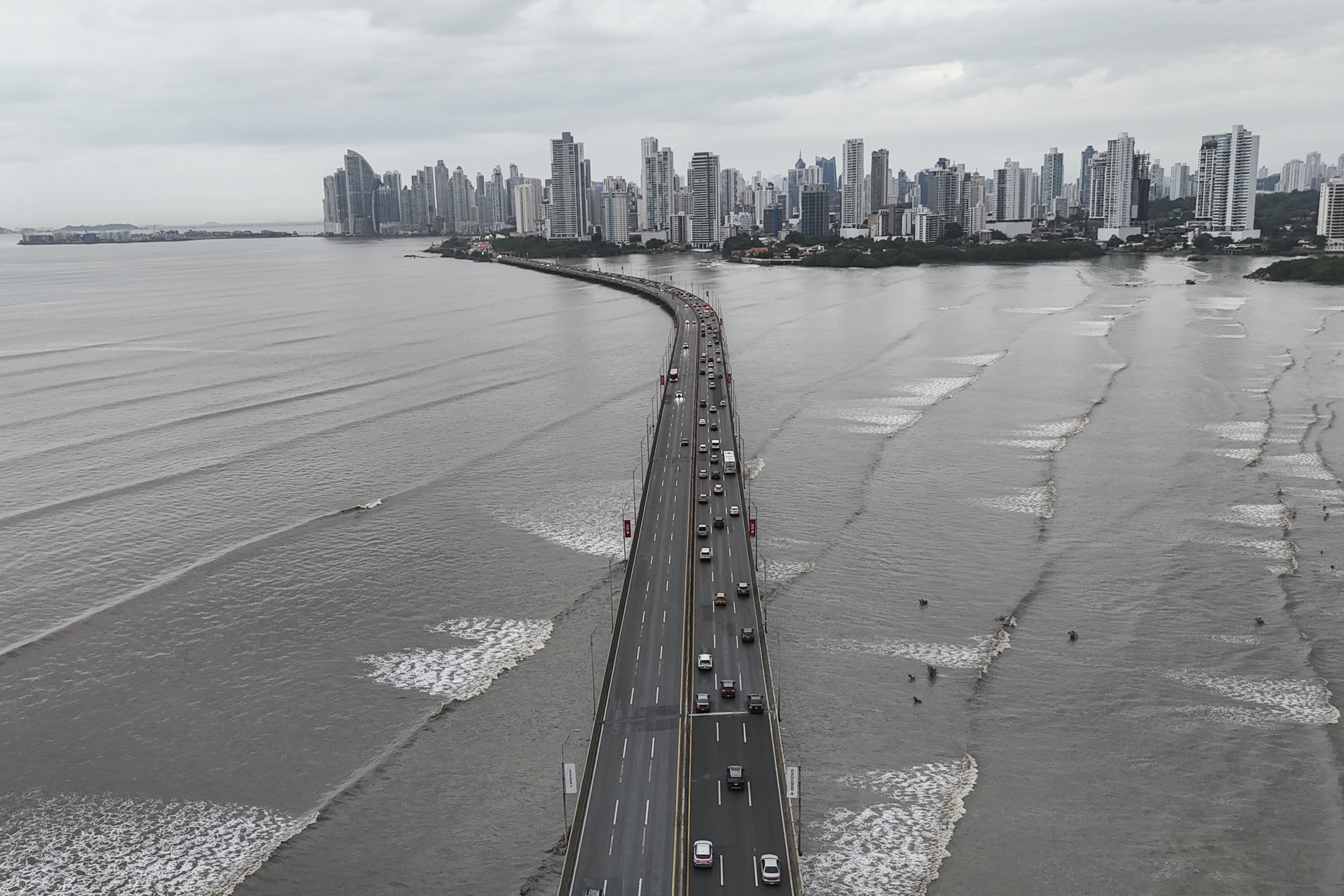 Cars are at a standstill along the Pan-American Highway in Panama City, Wednesday, July 30, 2025, following a tsunami warning after a earthquake struck off the coast of Russia early Wednesday. (AP Photo/Matias Delacroix)