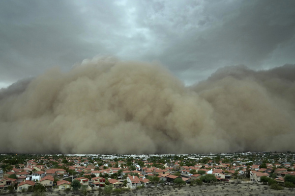 A giant dust storm approaches Phoenix