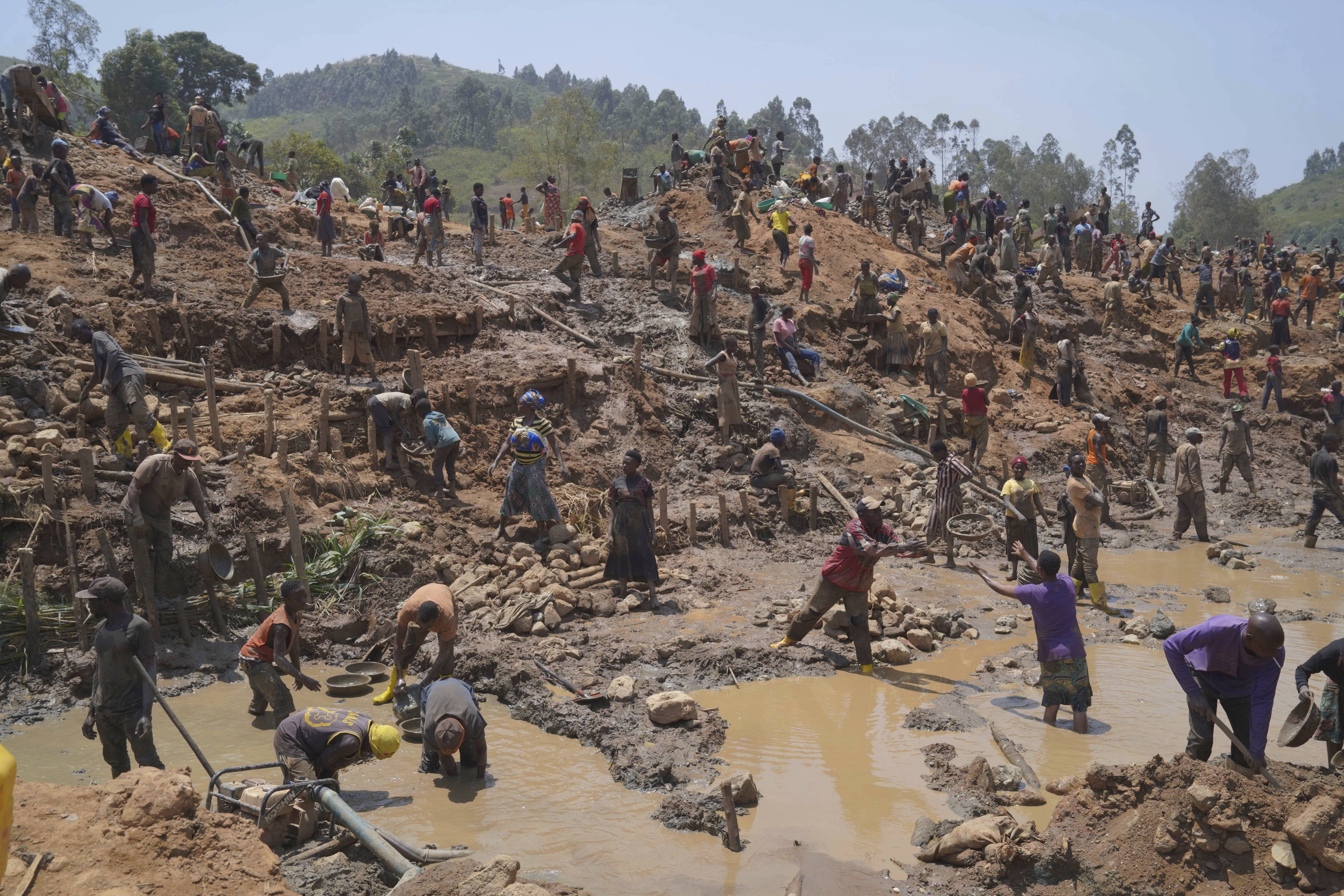 People search for gold at a mining site in Iga-Barrière, Ituri province. 