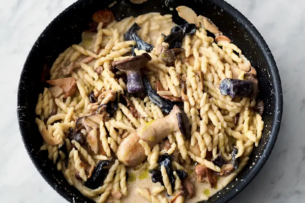 Jamie Oliver's 5-Ingredient Garlic Mushroom Pasta Feels Like a Little Luxury