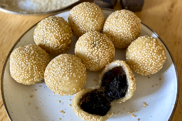 These Sesame Balls Are Crunchy, Chewy, and Sweet All at Once