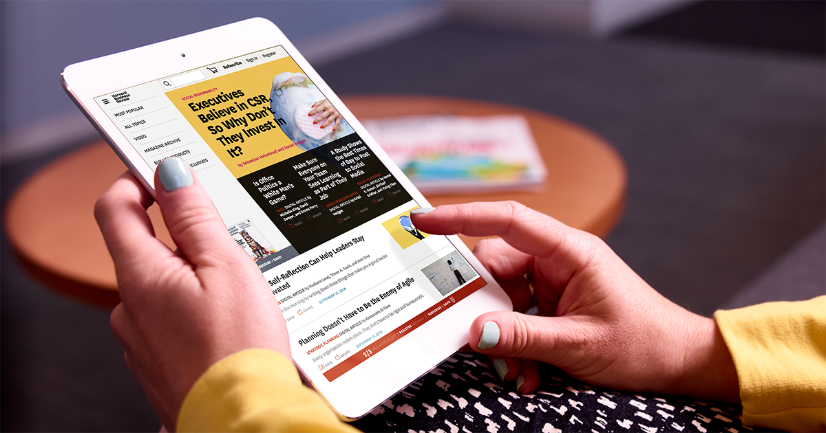 A person on their phone visiting the HBR website.
