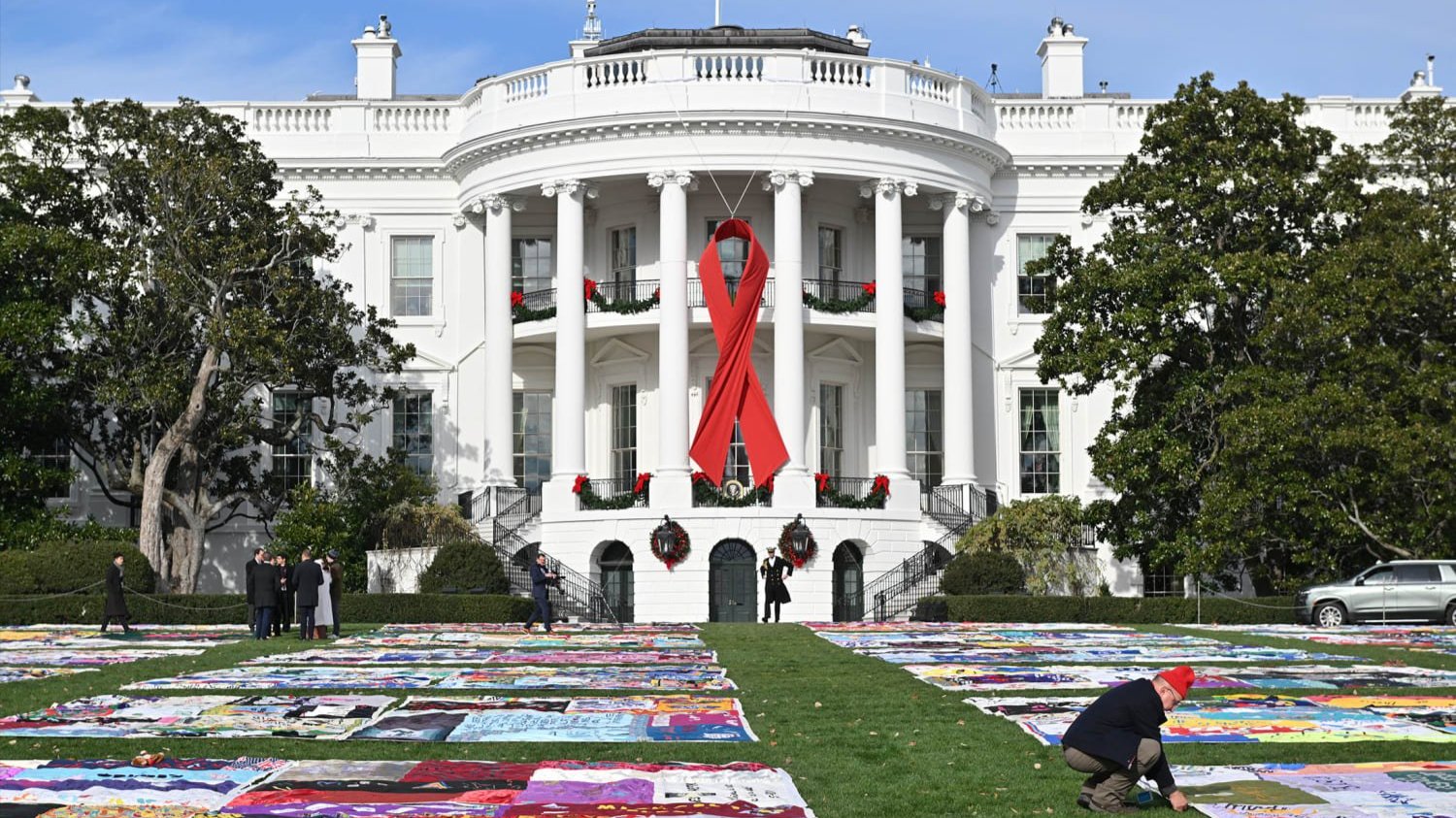 White House lawn decorated with AIDS quilts.
