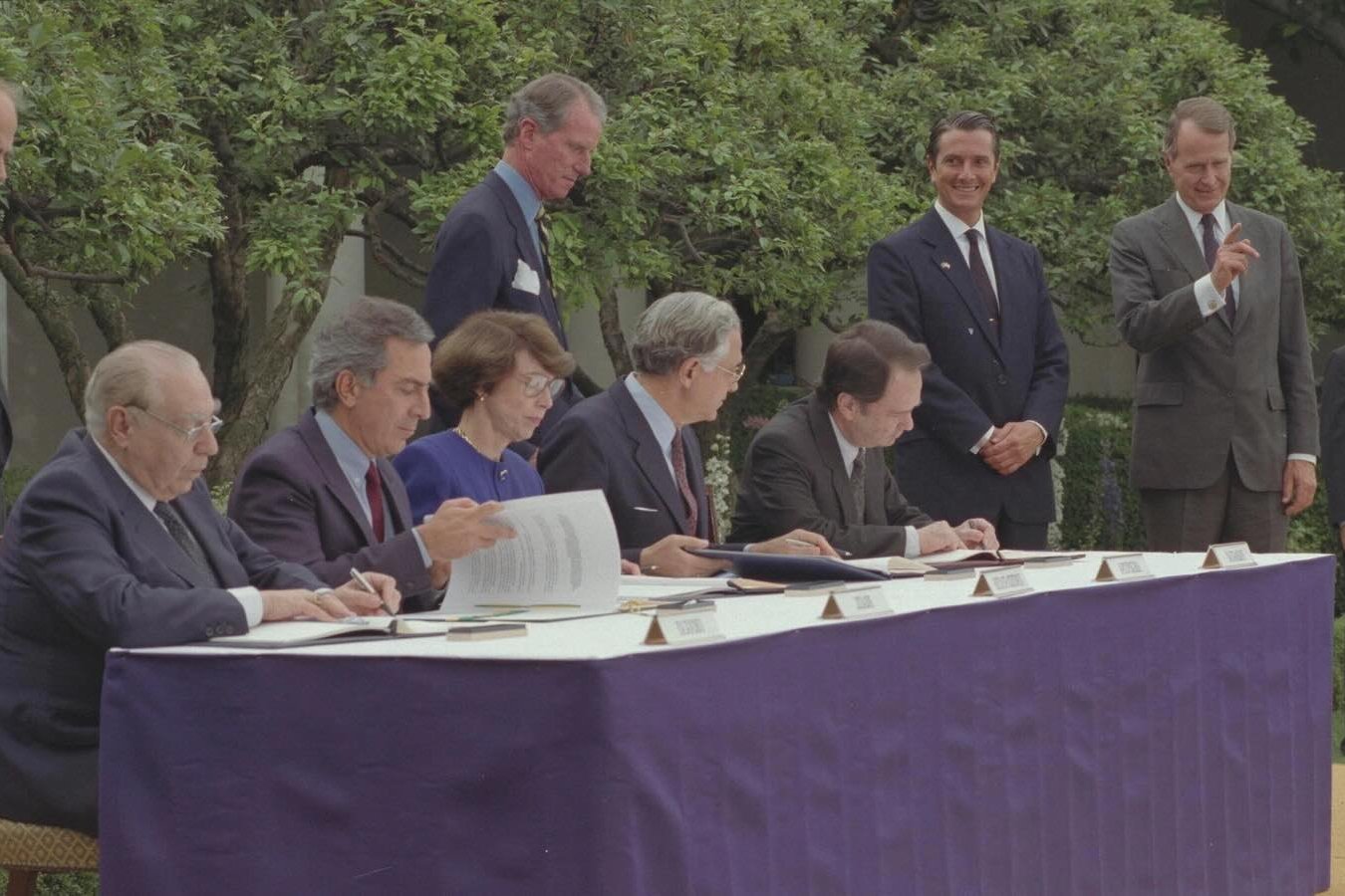 USPres George Bush and Fernando Collor de Mello of Brazil watch as Trade Reps. Carla Hills of the US and Paraguayan Forgn Minister Alexis Fruto, Argetine FM F Guido di Tella, Brazil's FM Hector Gros, and Uruguayan FM Francisco Rezek sign trade agreement. 