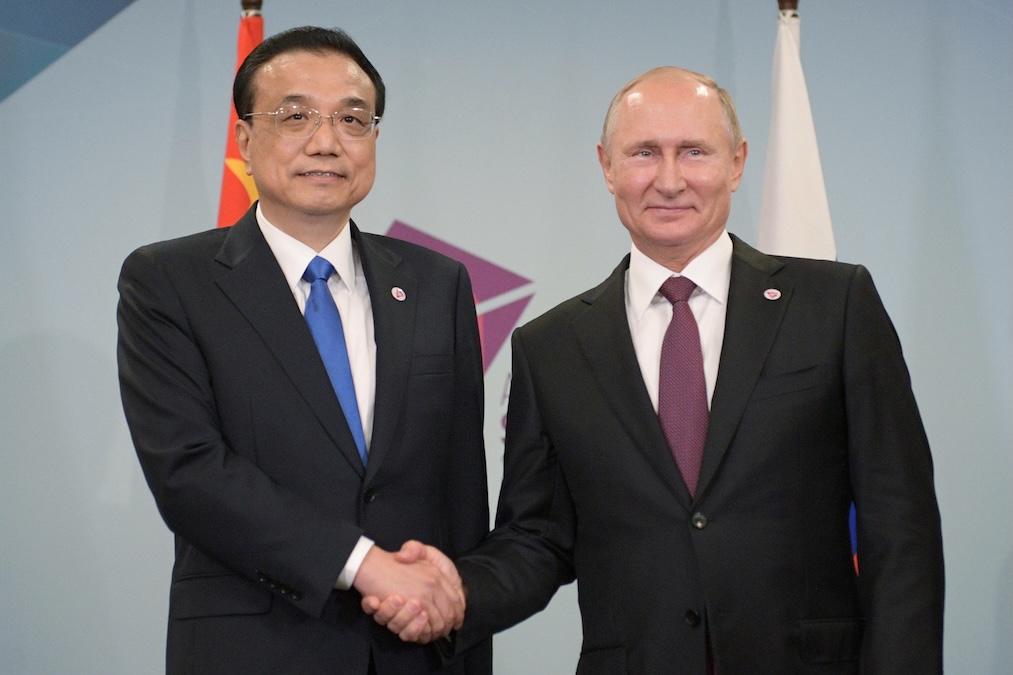 Russia's President Vladimir Putin (R) meets with China's Premier Li Keqiang on the sidelines of the East Asia Summit in Singapore November 15, 2018. (Alexei Druzhinin/Reuters)