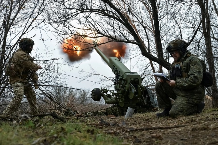 Ukrainian soldiers fire a D-30 howitzer toward Russian troops in the Zaporizhzhia region of Ukraine on January 11, 2025. (Stringer/Reuters)
