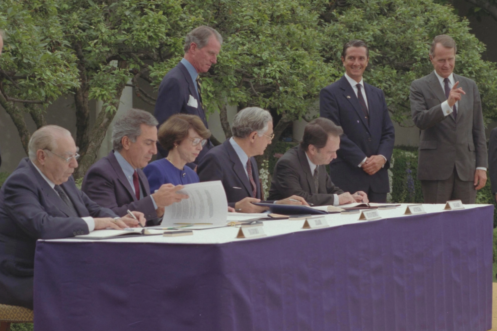 USPres George Bush and Fernando Collor de Mello of Brazil watch as Trade Reps. Carla Hills of the US and Paraguayan Forgn Minister Alexis Fruto, Argetine FM F Guido di Tella, Brazil's FM Hector Gros, and Uruguayan FM Francisco Rezek sign trade agreement. Reuters/Rick Wilking