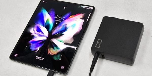 The World's Smallest Built-in Plug Power Bank