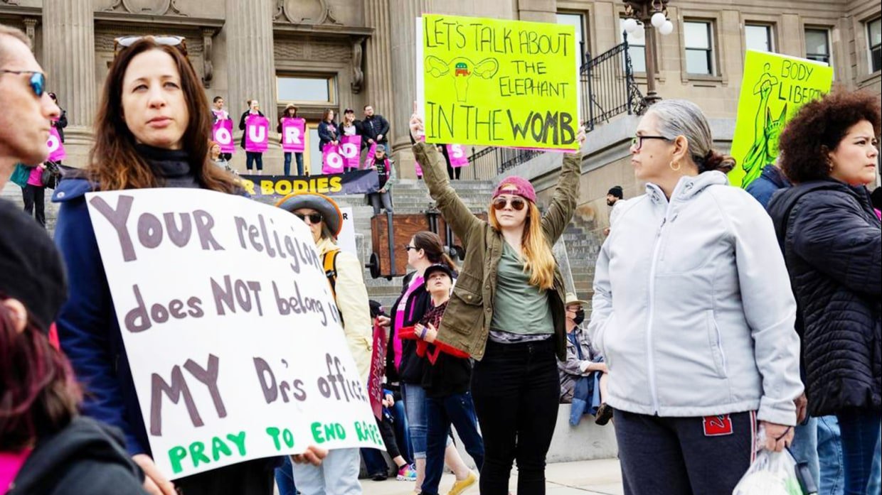A photo of women protesting the overturning of Roe. v Wade