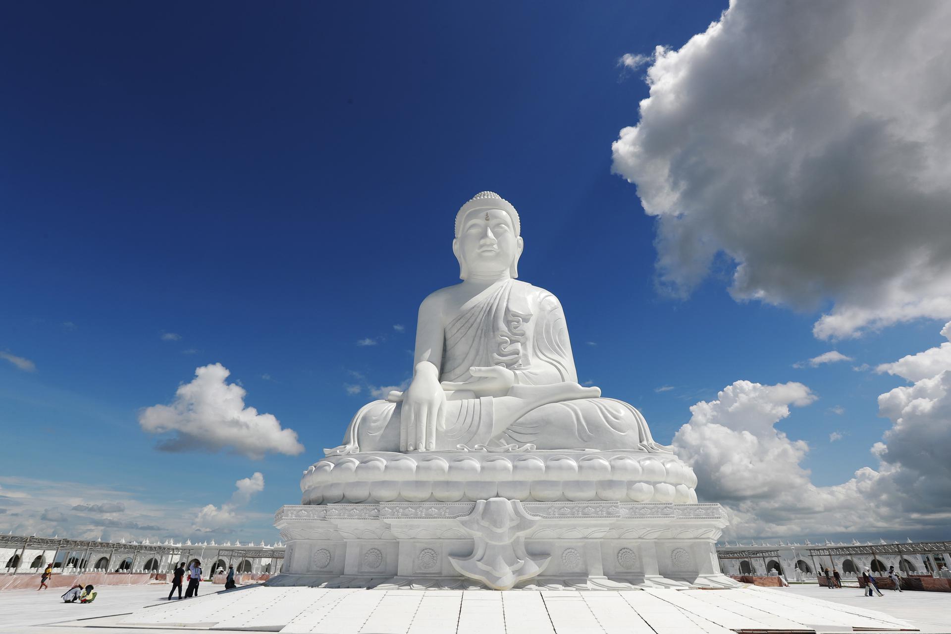 An image of the sitting Maravijaya Buddha statue. 