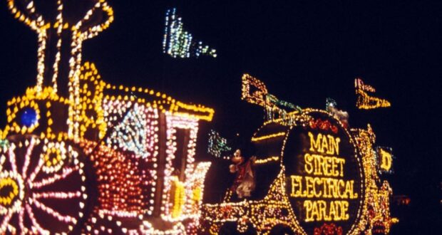 https://www.disneydining.com/disneyland-paris-main-street-electrical-parade-drone-show-2024-jr1/