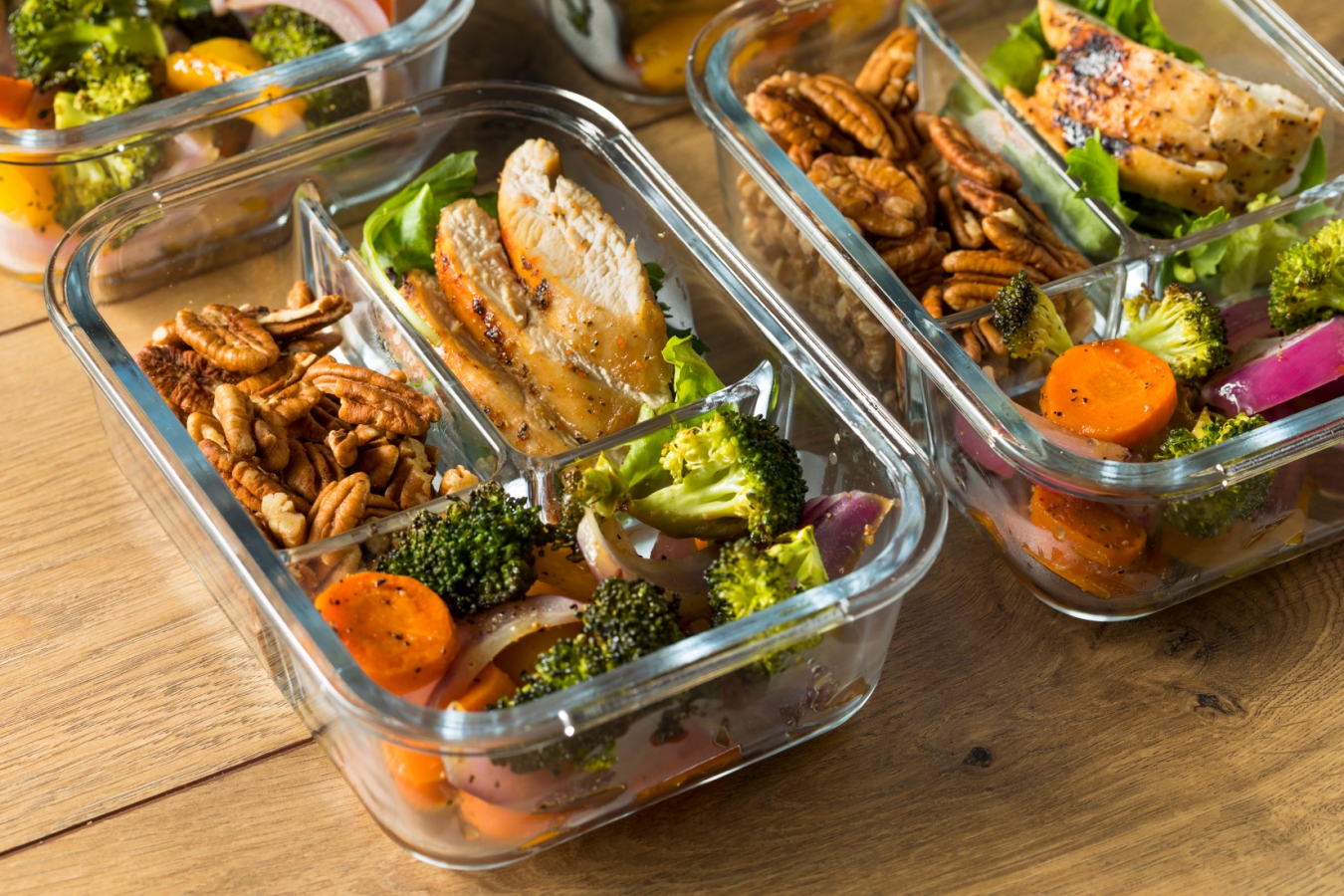 A low-carbohydrate meal, including chicken, walnuts, broccoli and carrotes