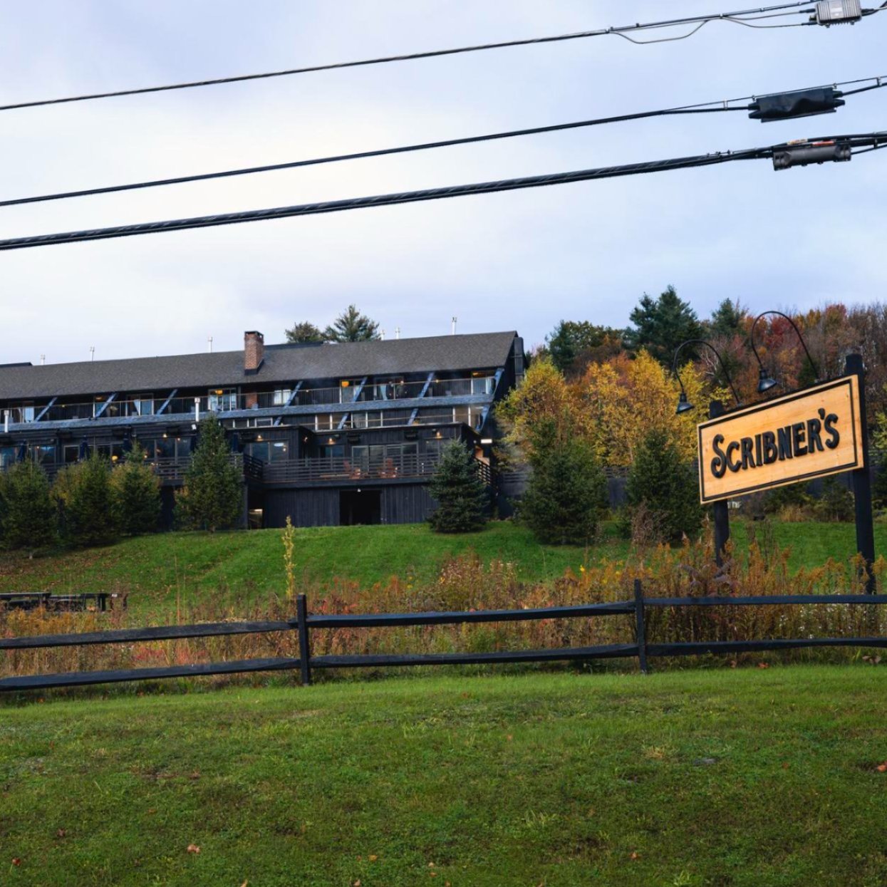 Hudson valley hotel with large grassy lawn