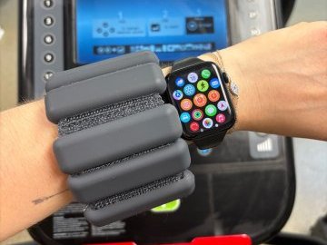 person wearing a black bala bangle on their wrist