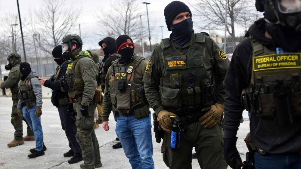 Federal law enforcement agents 