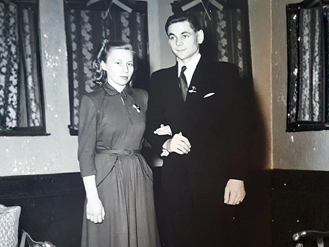 A black and white photo of Artur Pervik and wife Helle-Melle wearing formal attire in 1951.
