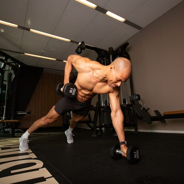 trainer demonstrating a renegade row
