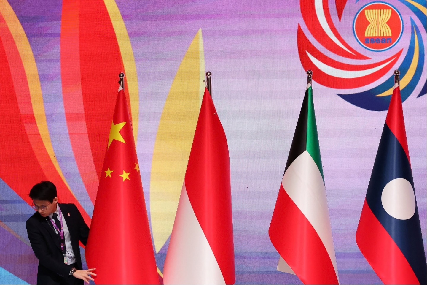 An officer arranges the Chinese flag during the ASEAN-GCC-China Summit in Kuala Lumpur, Malaysia, May 27, 2025.