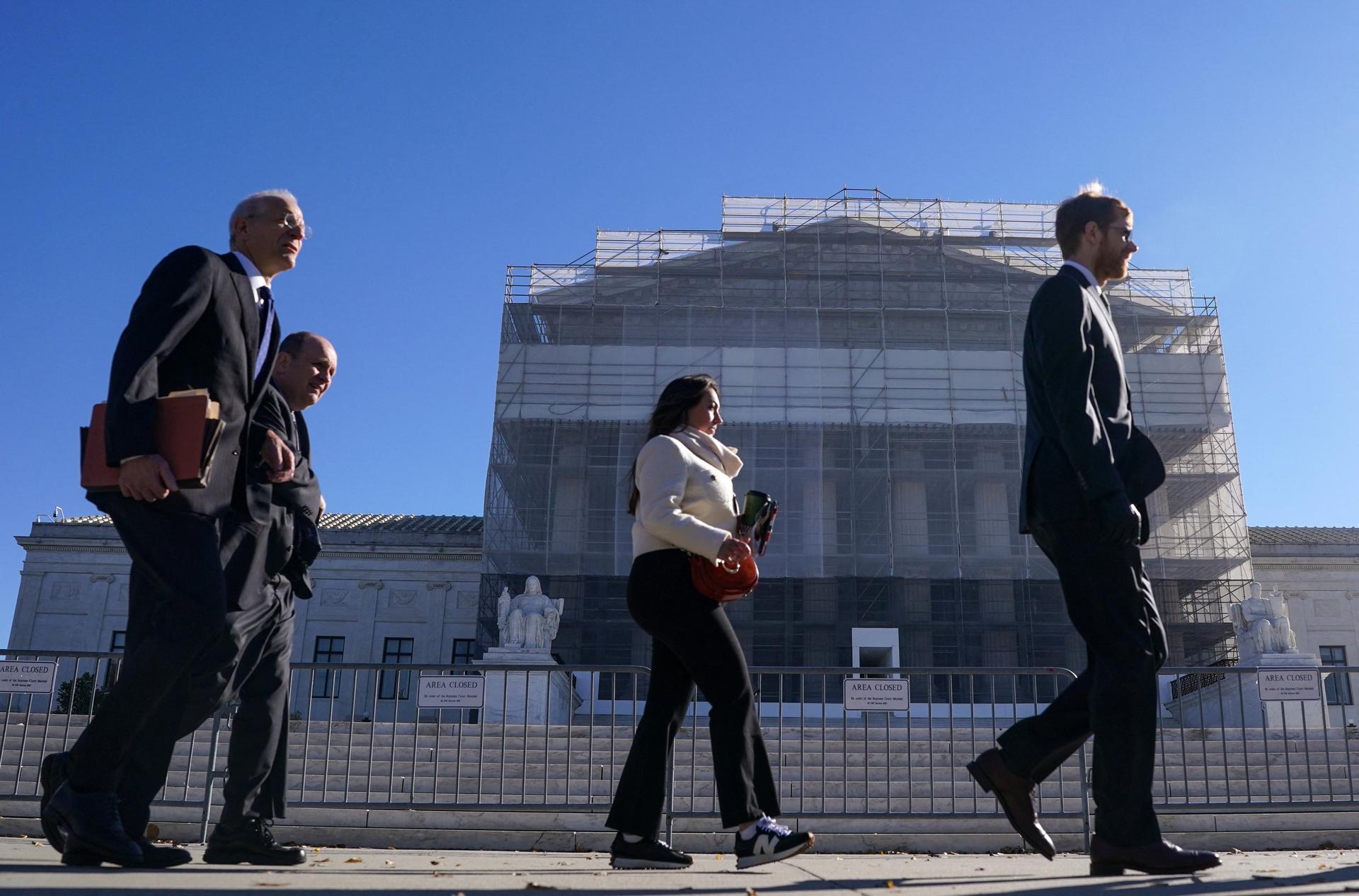 Members of the public walk outside the U.S. Supreme Court to attend oral arguments on U.S. President Donald Trump's bid to preserve sweeping tariffs after lower courts ruled that Trump overstepped his authority, in Washington, D.C., U.S., November 5, 2025. REUTERS/Nathan Howard