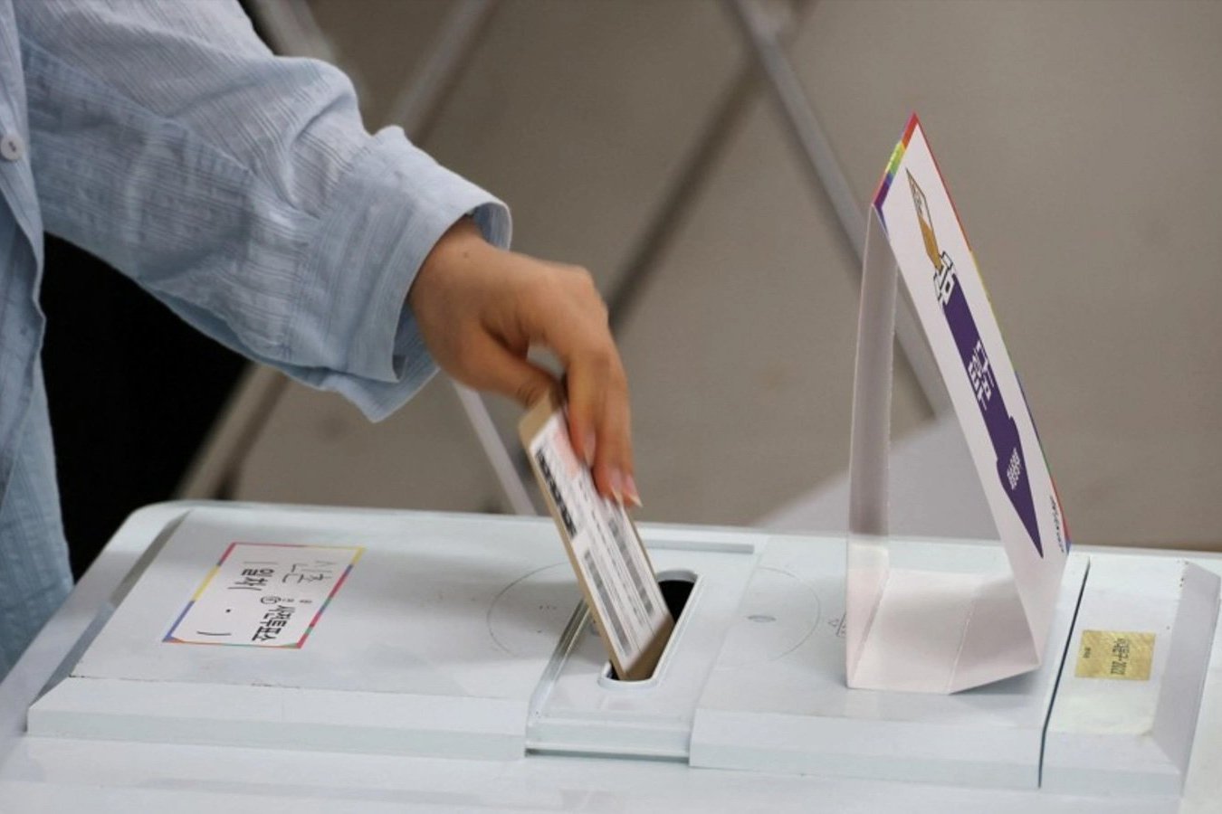 A woman casts her vote at a polling station in Seoul, South Korea, May 29, 2025. REUTERS/Kim Hong-Ji