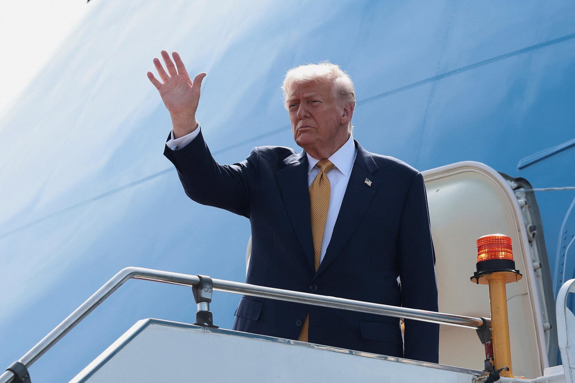U.S. President Donald Trump gestures while boarding Air Force One as he departs for Japan at Kuala Lumpur International Airport in Kuala Lumpur, Malaysia, October 27, 2025. REUTERS/Evelyn Hockstein