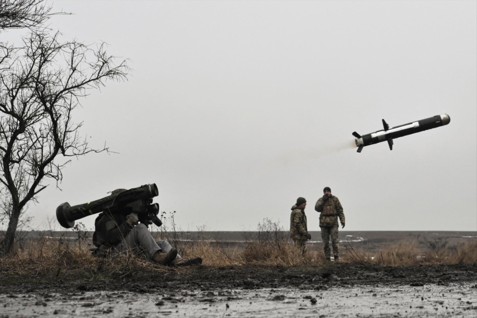 Member of the Ukrainian Armed Forces fires a Javelin anti-tank missile system in Zaporizhzhia region, Ukraine, January 7, 2026.