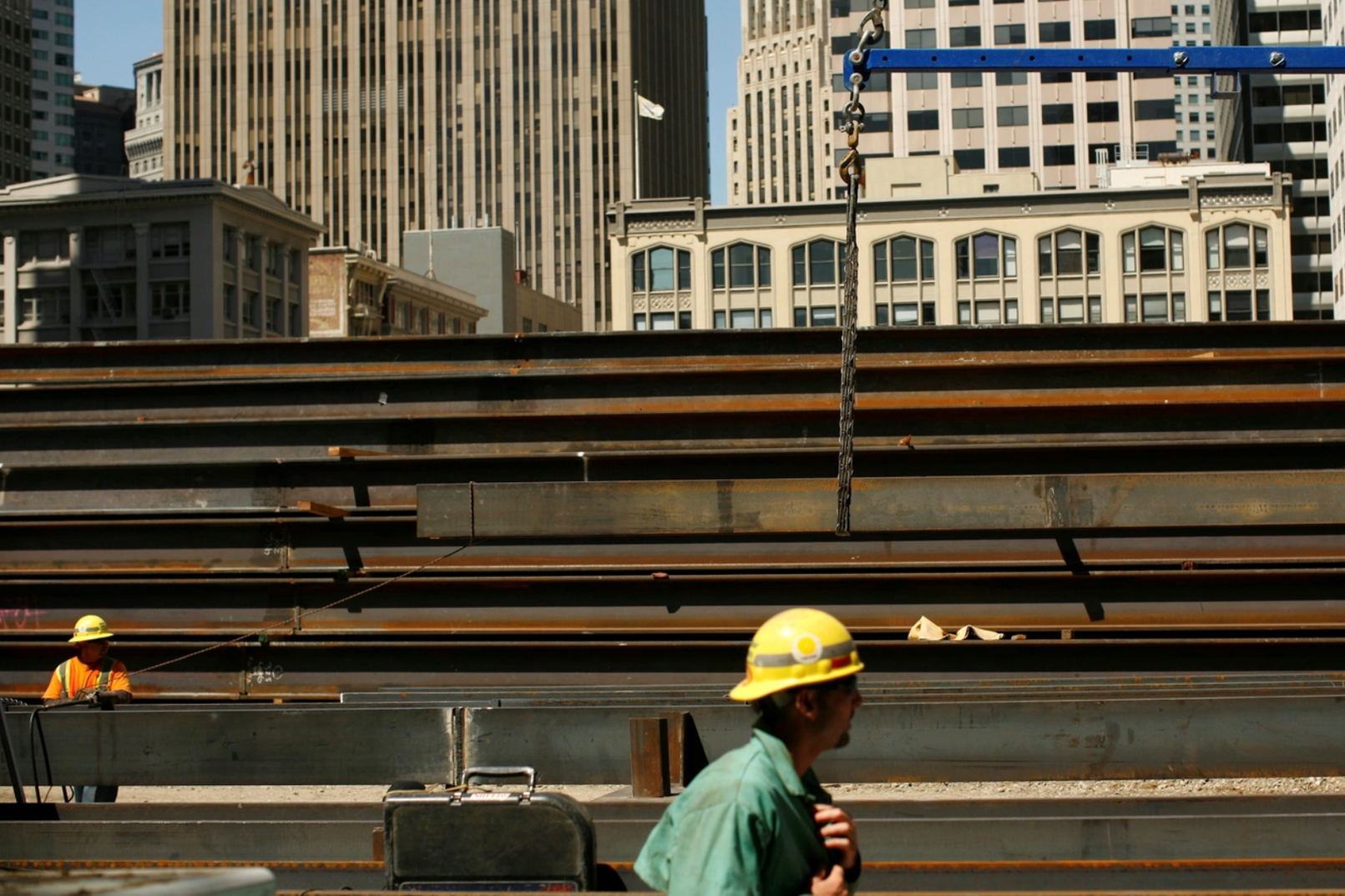 Workers guide steel beams into place at a construction site in San Francisco, California September 1, 2011. Reuters/Robert Galbraith