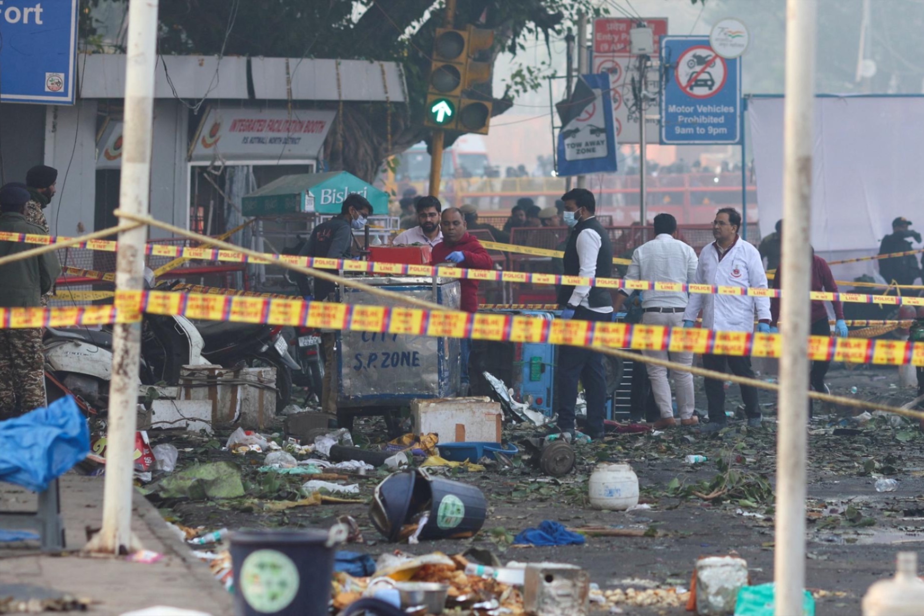 Security personnel and members of the forensic team work at the site of an explosion near the historic Red Fort in the old quarters of Delhi, India, November 11, 2025.