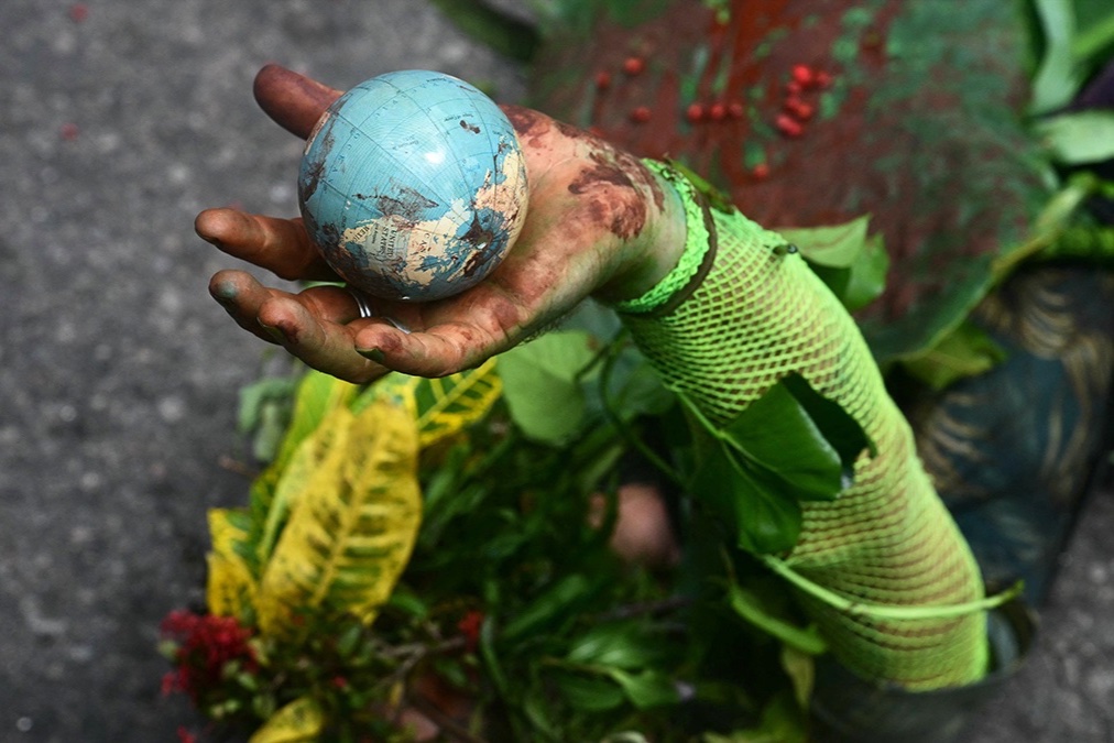 A man performs during the “Indigenous People Global March” at the COP30 conference in Belém, Brazil, November 17, 2025.