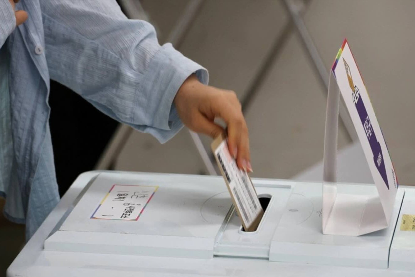 A woman casts her vote at a polling station in Seoul, South Korea, May 29, 2025.