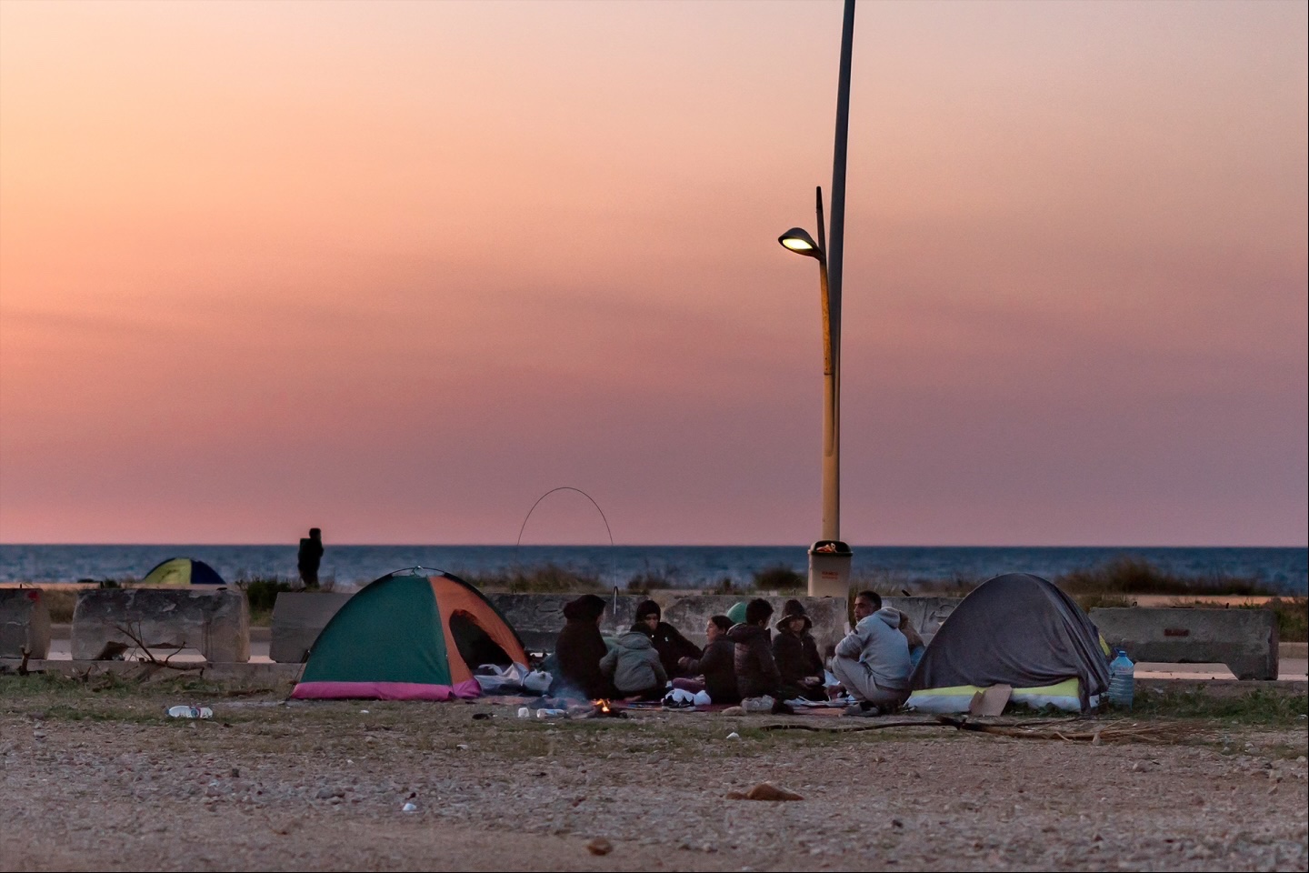 Displaced families set up tents along Beirut’s waterfront after fleeing recent Israel-Hezbollah hostilities, March 10, 2026. 