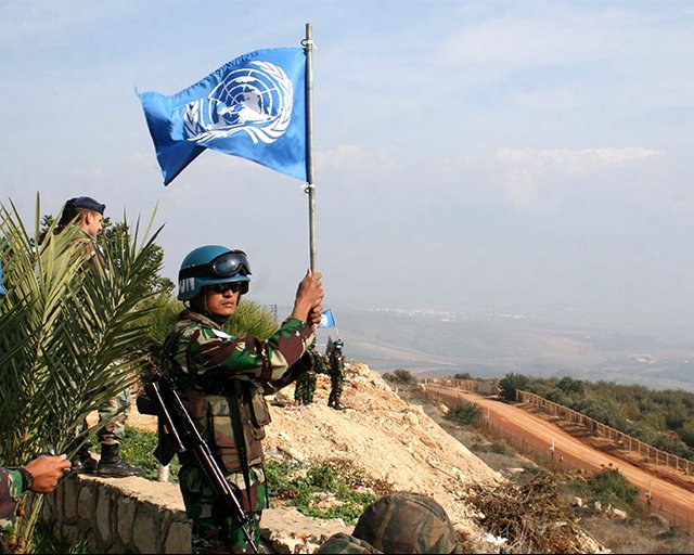 Soldier holding a UN flag