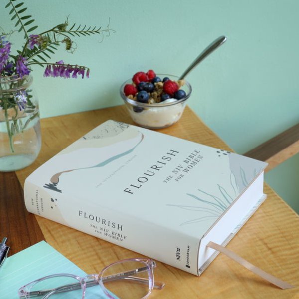 Flourish: The NIV Bible for Women