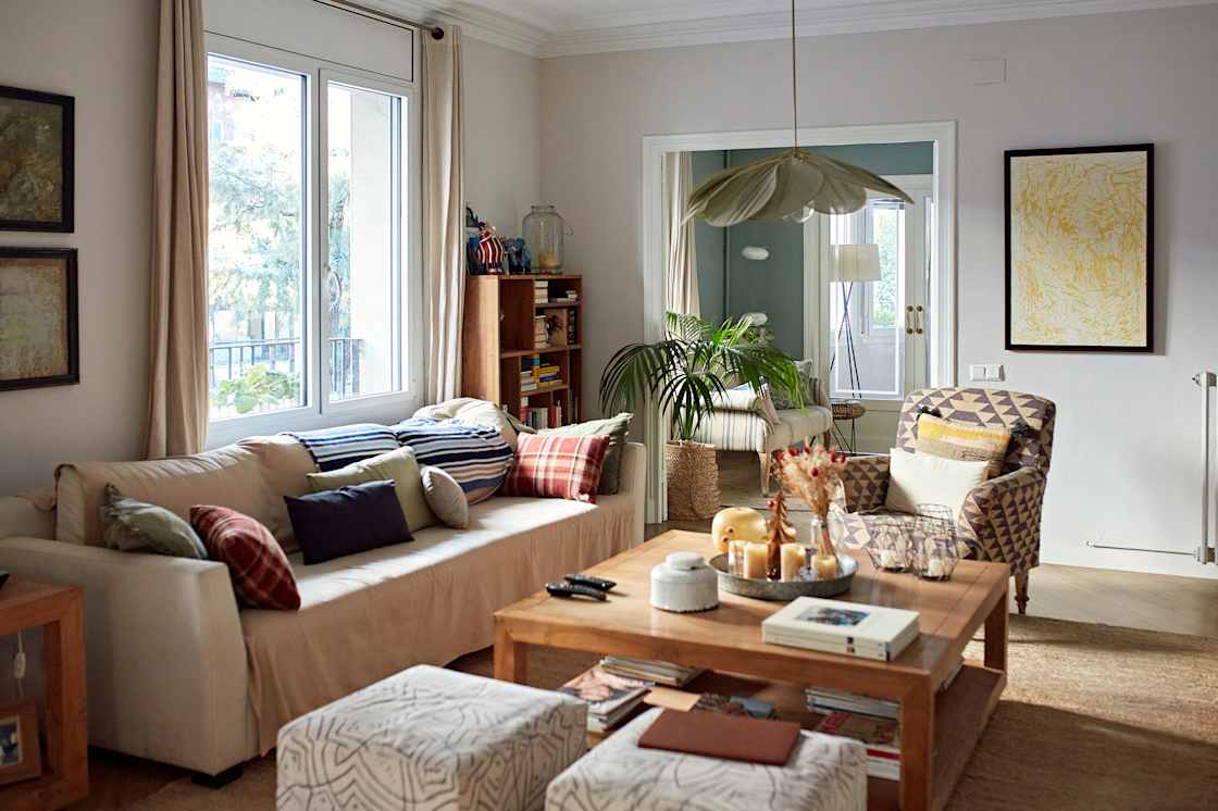 Designers Say These 6 Design Trends Make Your Living Room Look *Way* Smaller