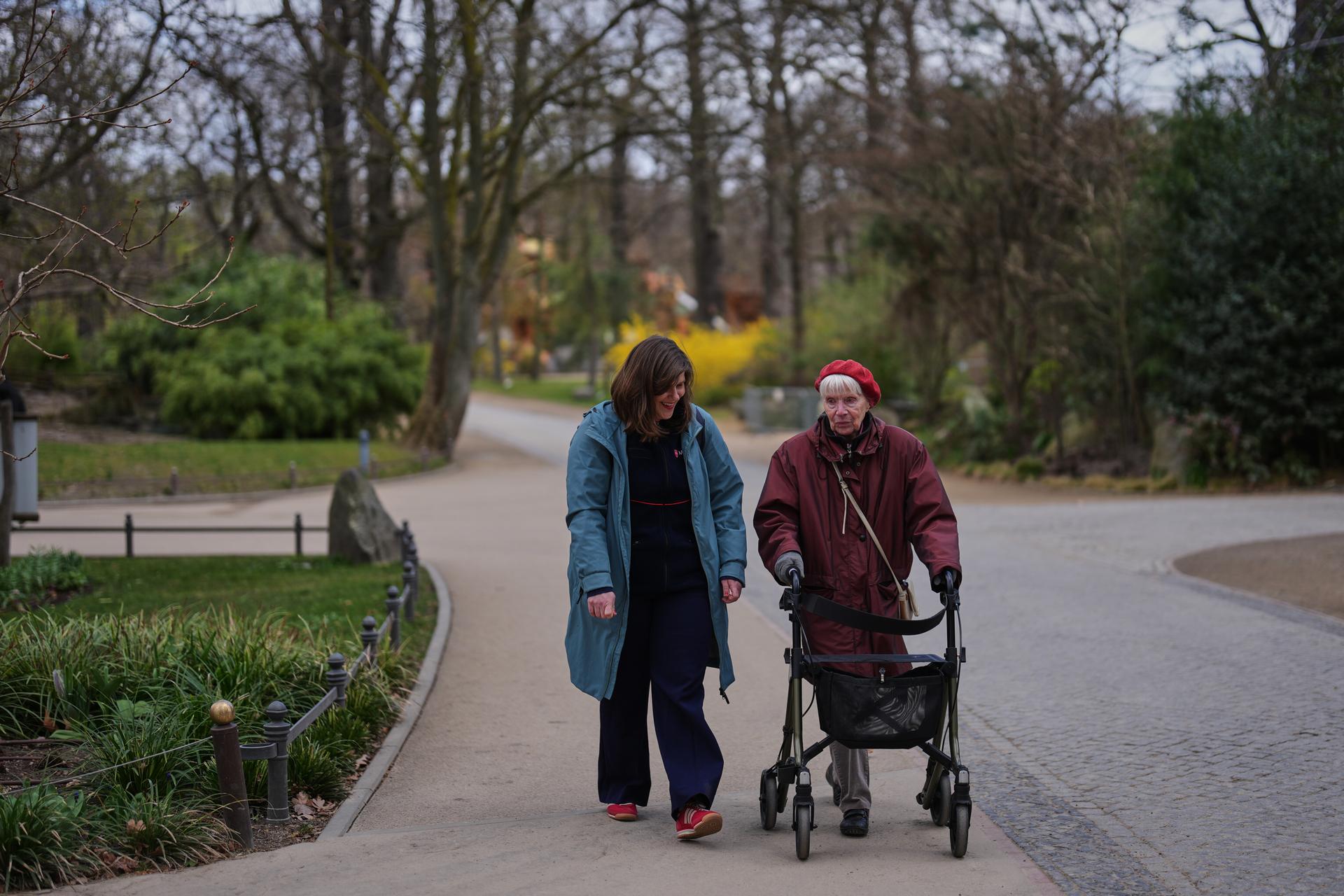 Project coordinator Christine Gruschka, left, talks to Monika Jansen, 85, during a guided tour for people with dementia organized by Malteser Deutschland in Berlin, Germany, in March. (AP Photo/Markus Schreiber)
