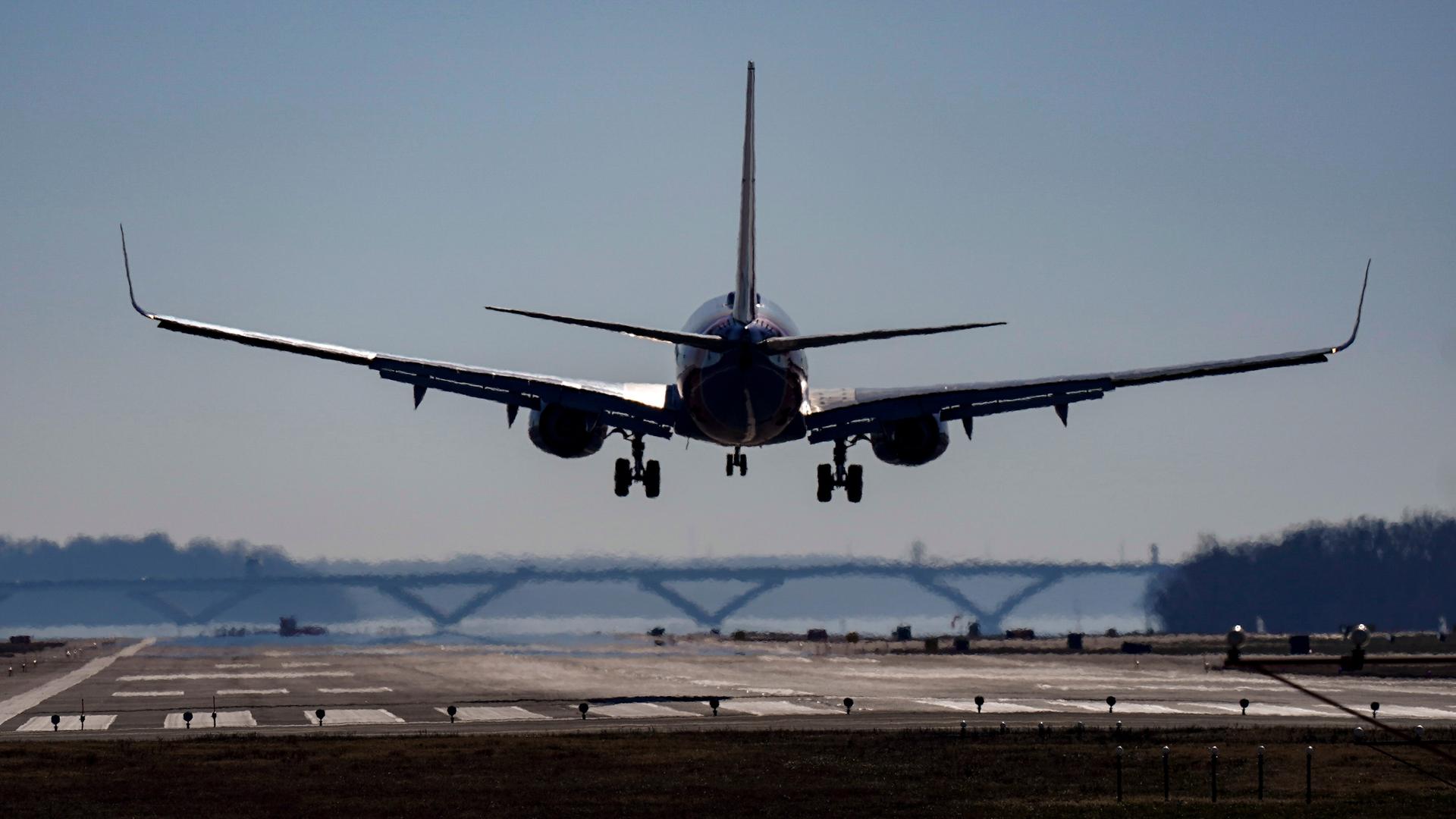 A plane lands at Ronald Reagan Washington National Airport in Arlington, Va., 2022.