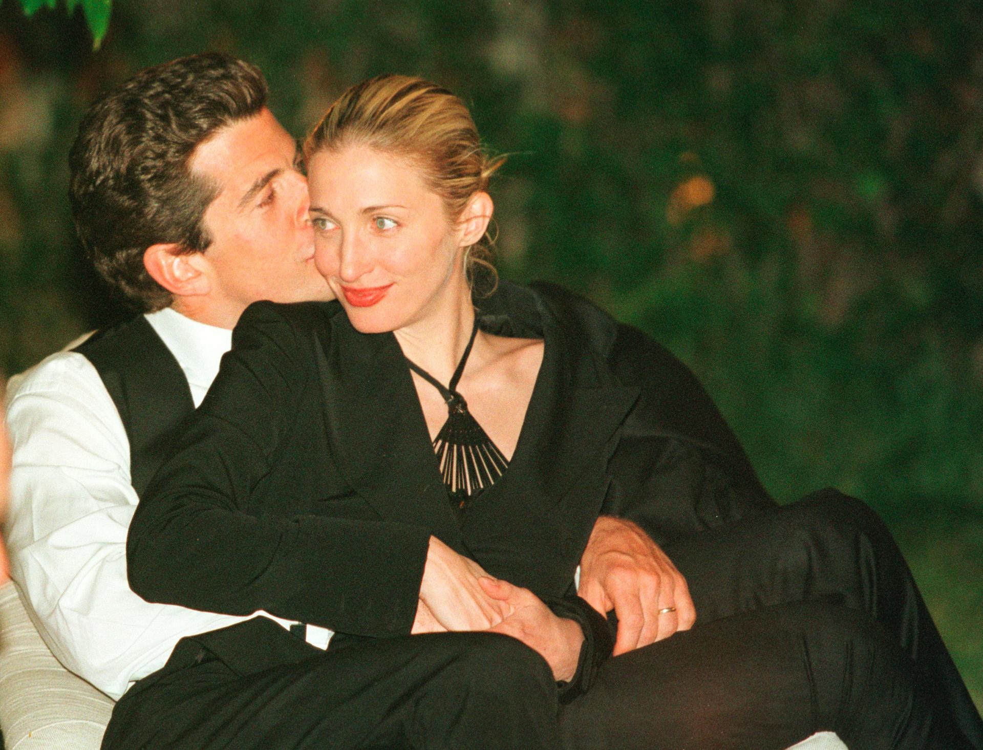 How to Date Like Carolyn Bessette