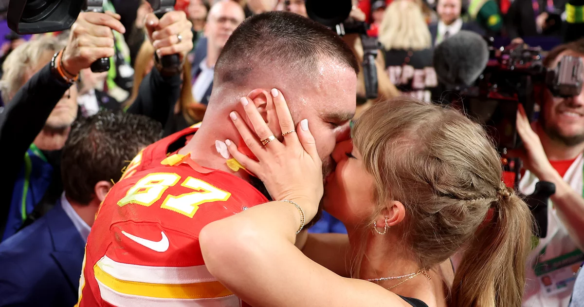 Taylor Swift kissing Travis Kelce