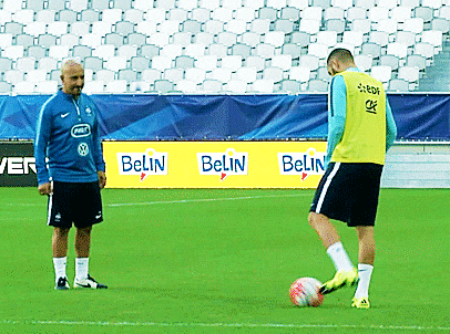 karim-benzema-france-nt-passing-the-ball-casually