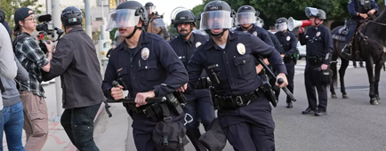LAPD oficers run after a protester to arrest them LAPD oficers run after a protester to arrest them